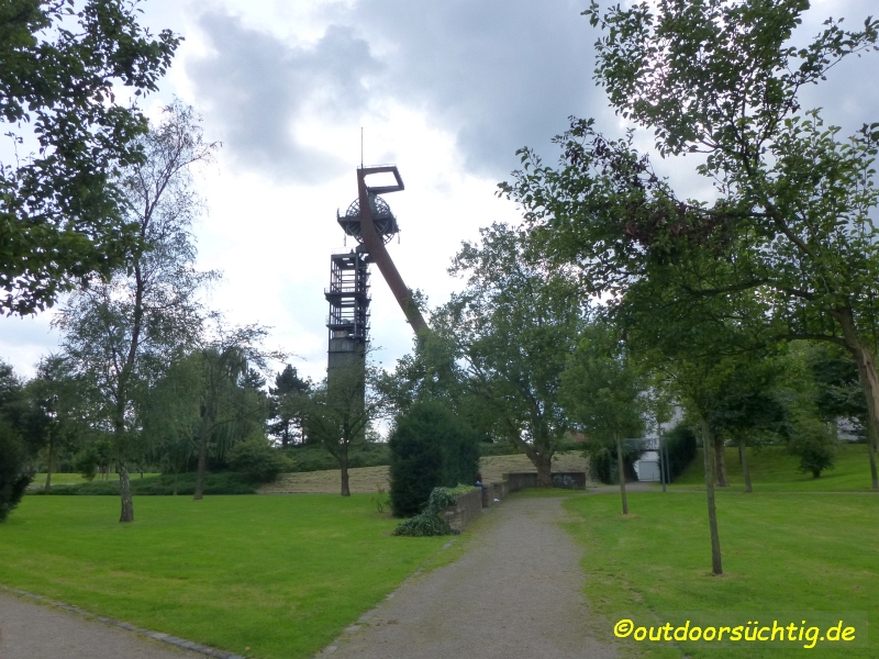Von der Karlstraße aus kommend wird man von einem alten Förderturm begrüßt