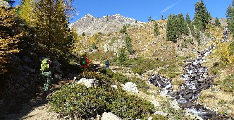 Am Pass des Val di Campo stürzt sich der Bach in die Tiefe.