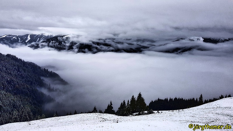 Blick auf Maishofen - Nebel - Schnee