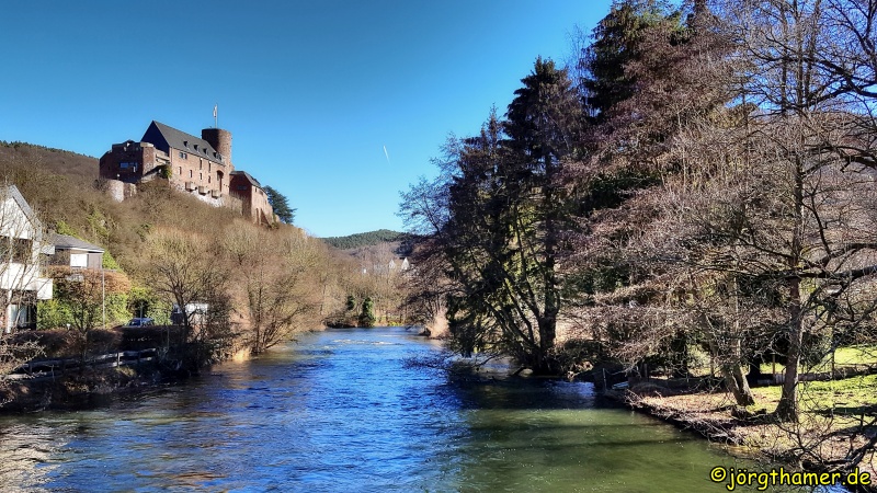 Blick auf Rur und Burg Hengebach