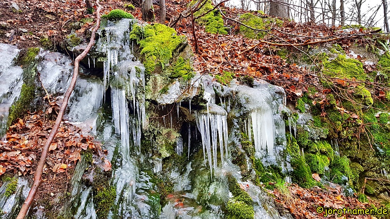 Bizarre Eiskunstwerke am Wegesrand