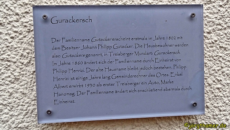 Tafel mit Hausnamen in Treisberg