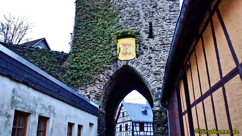 Durch den Ortskern Richtung Burg Altweilnau
