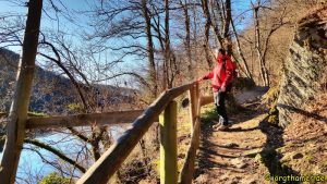 Klosterrunde Heimbach - Wanderer am See