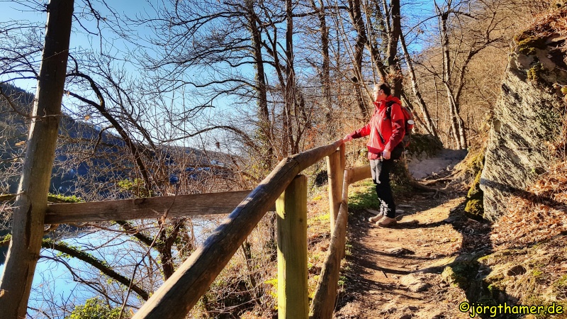 Klosterrunde Heimbach - Wanderer am See