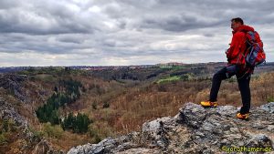 Wanderer blickt auf Mädchensprung
