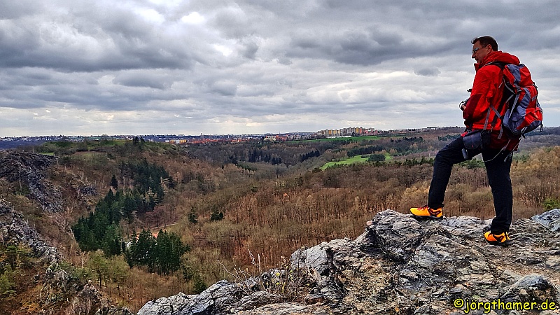 Wanderer blickt auf Mädchensprung