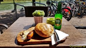 Radler und Käsekrainer
