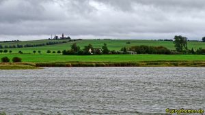 Blick über den Riedensee zum Leuchtturm Bastorf