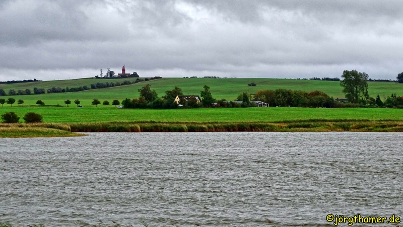 Blick über den Riedensee zum Leuchtturm Bastorf