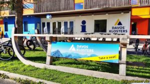 Schlitten vor der Touristinfo Davos