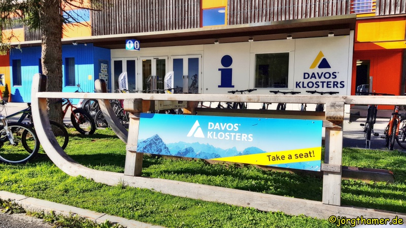 Schlitten vor der Touristinfo Davos