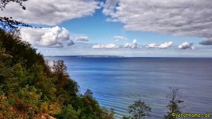 Wandern auf Rügen - die Kreidefelsen in der Ferne