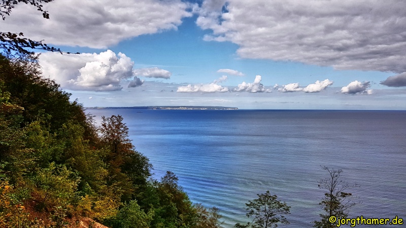 Wandern auf Rügen - die Kreidefelsen in der Ferne