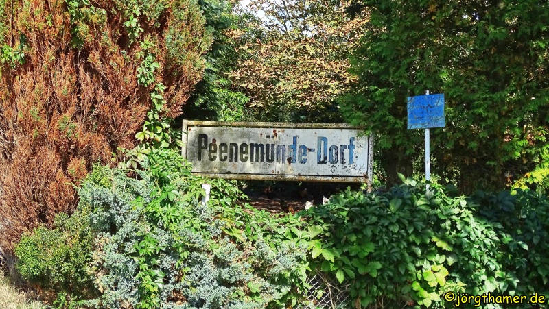 Wandern auf Usedom - altes Ortsschild Peenemünde-Dorf