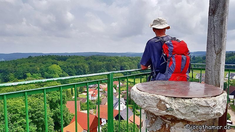 Wanderer schaut vom Wichsenstein in die Ferne