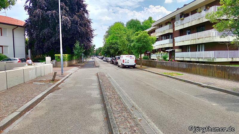 Links der Alpe-Adria-Radweg, rechts die Fahrspur