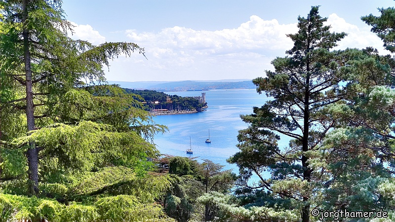 Blick auf Miramar und Triest im Hintergrund