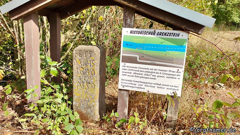 Historischer Grenzstein an der Eder