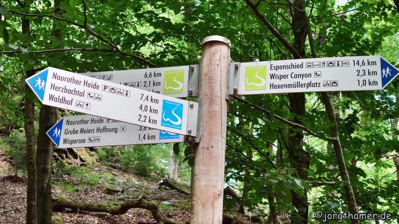 Wegweiser Wisper Trail Naurother Grubengold und Wispertaunussteig