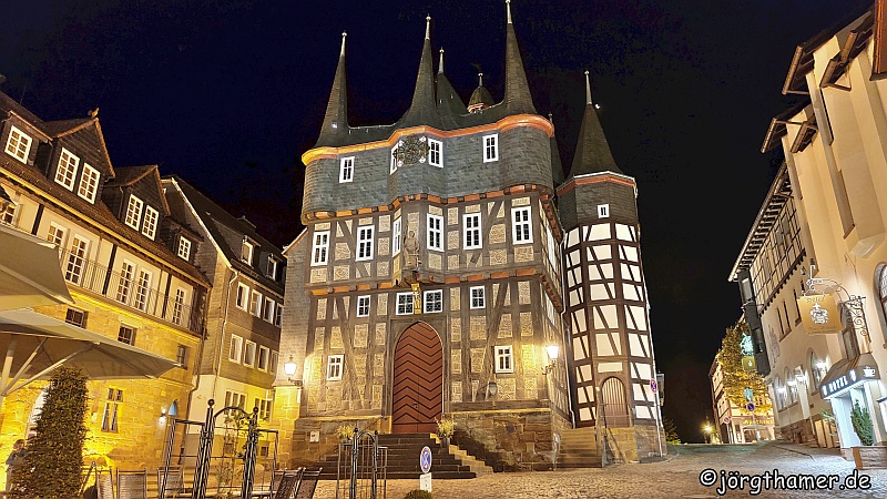 Rathaus Frankenberg bei Nacht