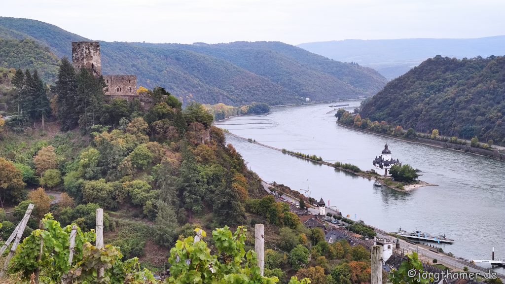 Kurz vor Kaub - Blick auf Burg Pfalzgrafenstein und Burg Gutenfels