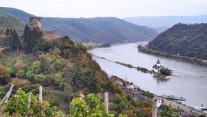 Kurz vor Kaub - Blick auf Burg Pfalzgrafenstein und Burg Gutenfels