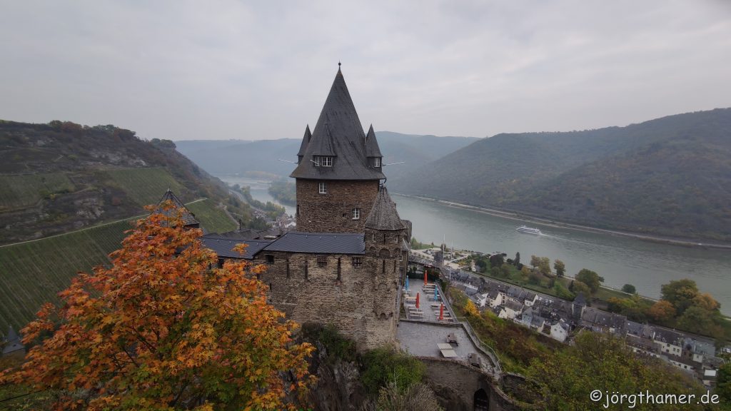 Wandern im Mittelrheintal - Blick über Burg Stahleck