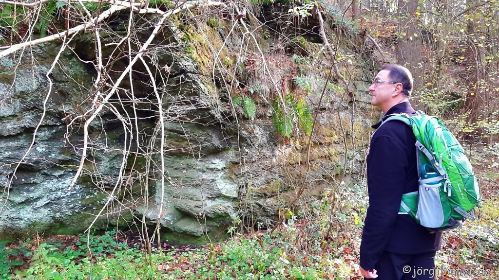 Blogger mit Rucksack bei Gnadenthal