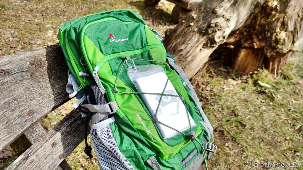 UP GREAT Kühltuch weiß im Rucksack