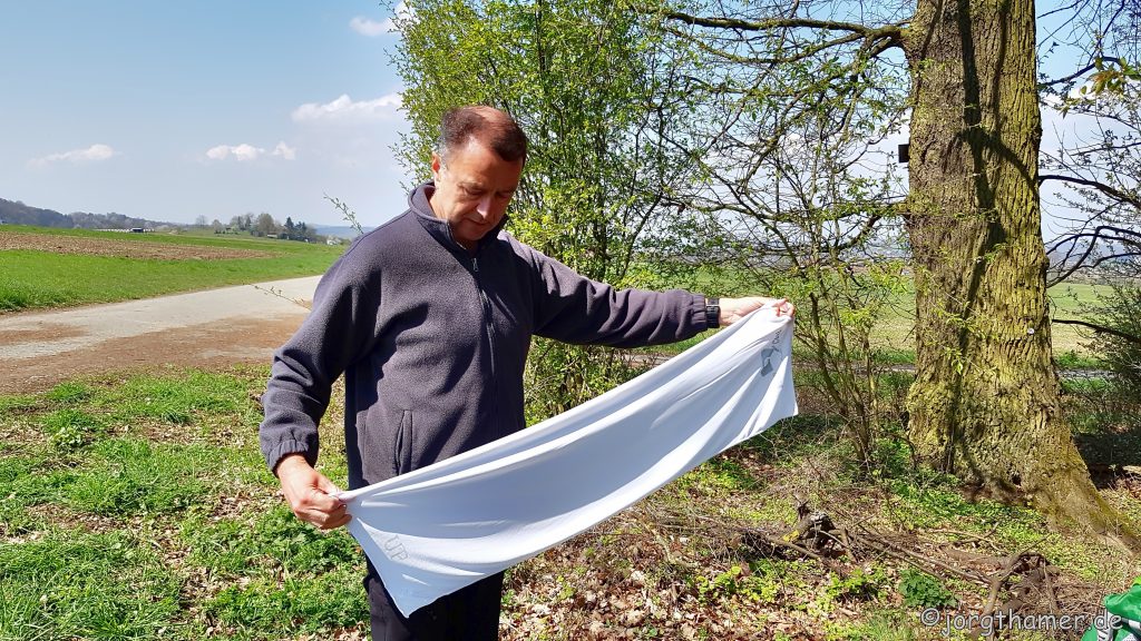 Das weiße Kühltuch von UP GREAT