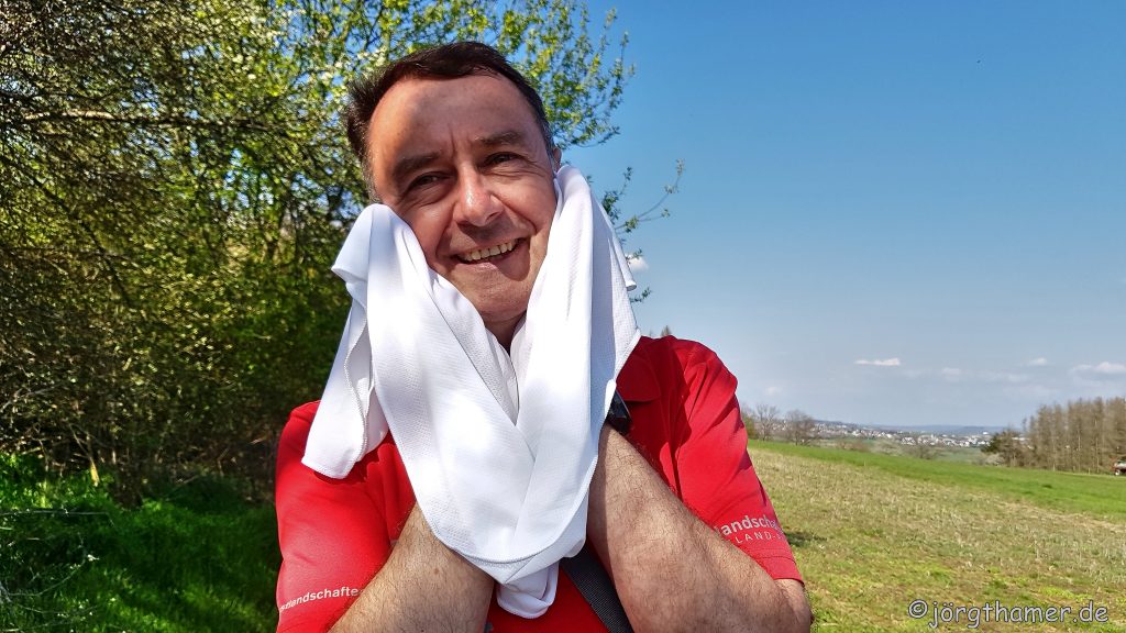 Wanderer erfrischt sich mit dem UP GREAT Cooling Towel