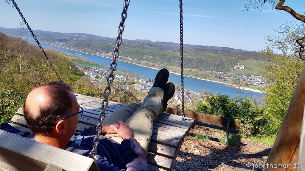 Relaxschaukel am Wanderweg Breisiger Ländchen