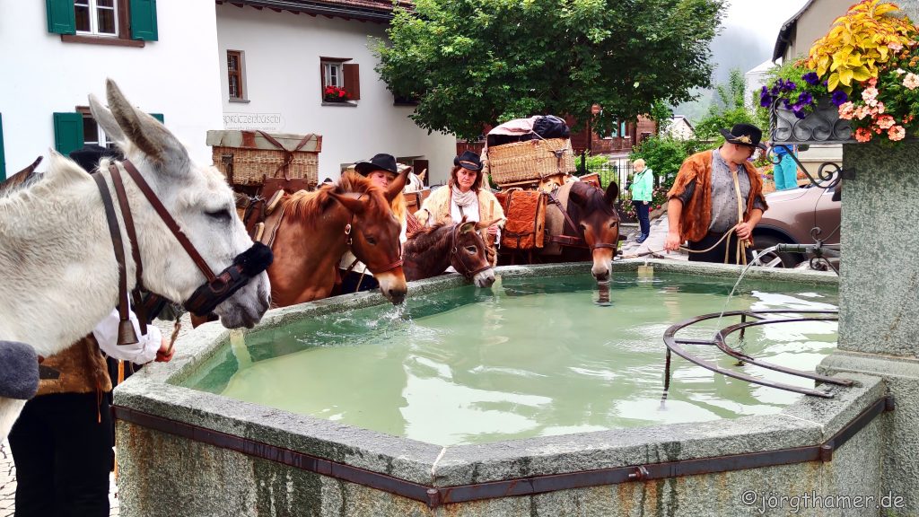 Säumer am Brunnen in Klosters