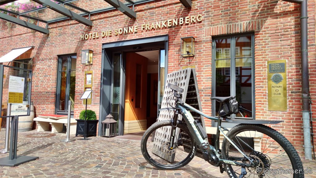 E-Bike vorm Hotel "Die Sonne Frankenberg".