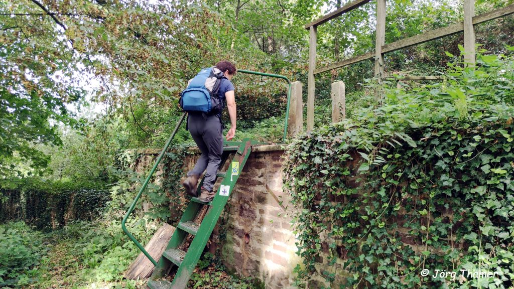 Eine Stahltreppe führt uns über die Klostermauer