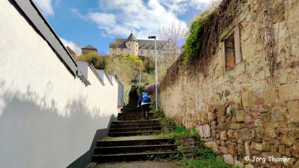 Über Treppen hinauf zur Ebernburg