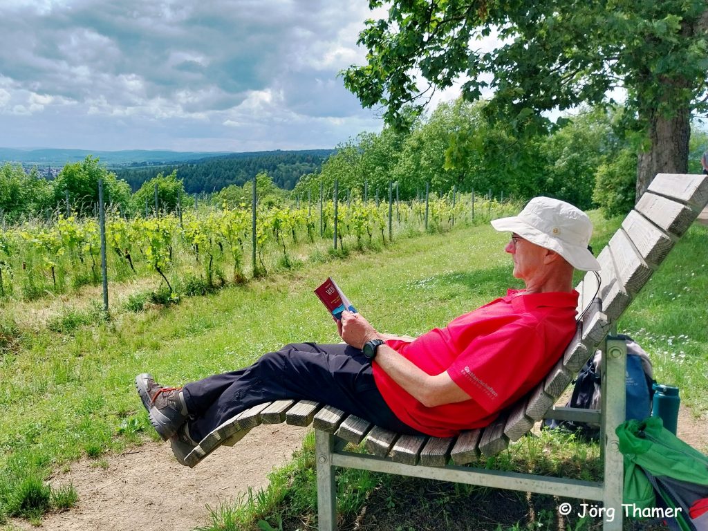 Wanderer mit Buch "Wandern und Wein" bei Niederwalluf