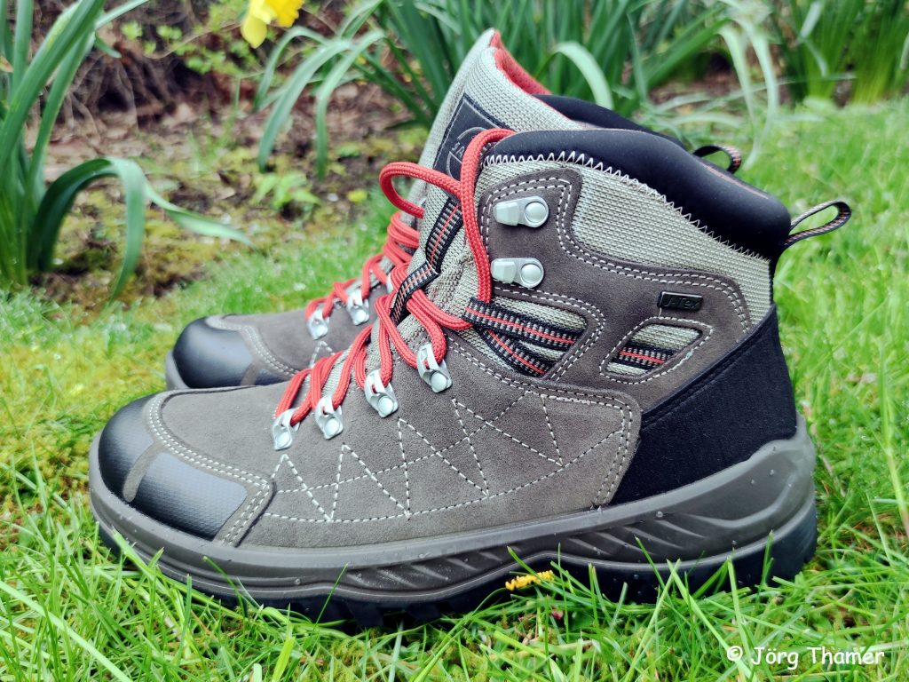 Da ist mein neuer Trekkingschuh - der Jacalu Alba macht eine gute Figur