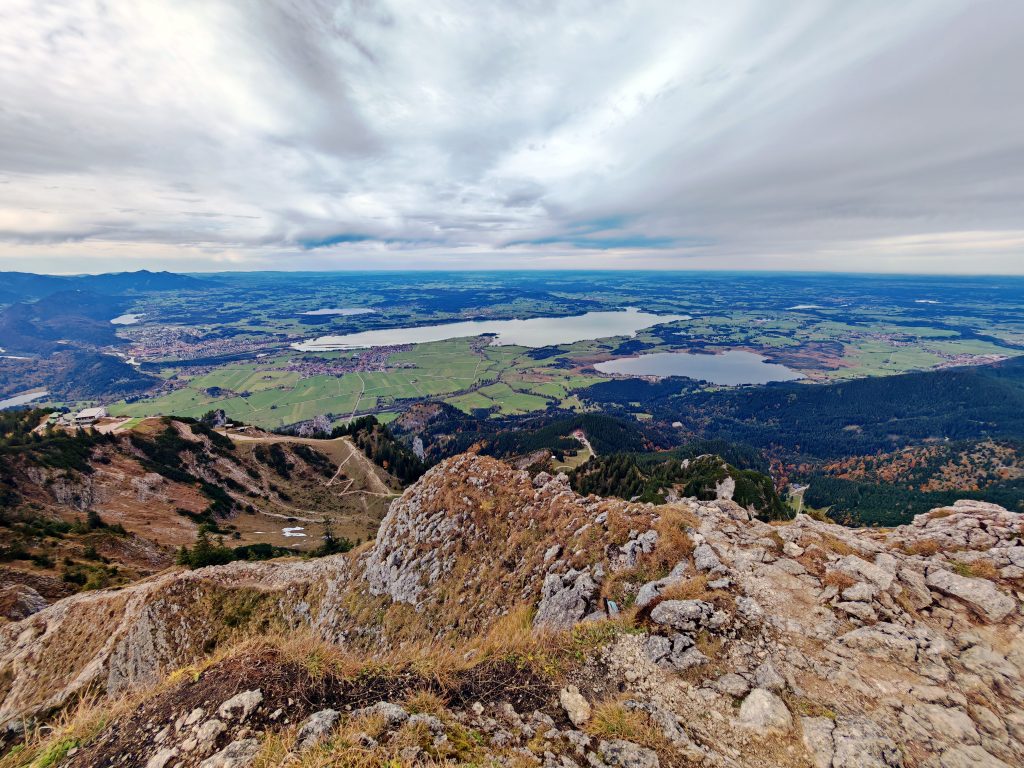 Blick von ganz oben aufs Voralpenland - am Branderschrofen (1879 m)