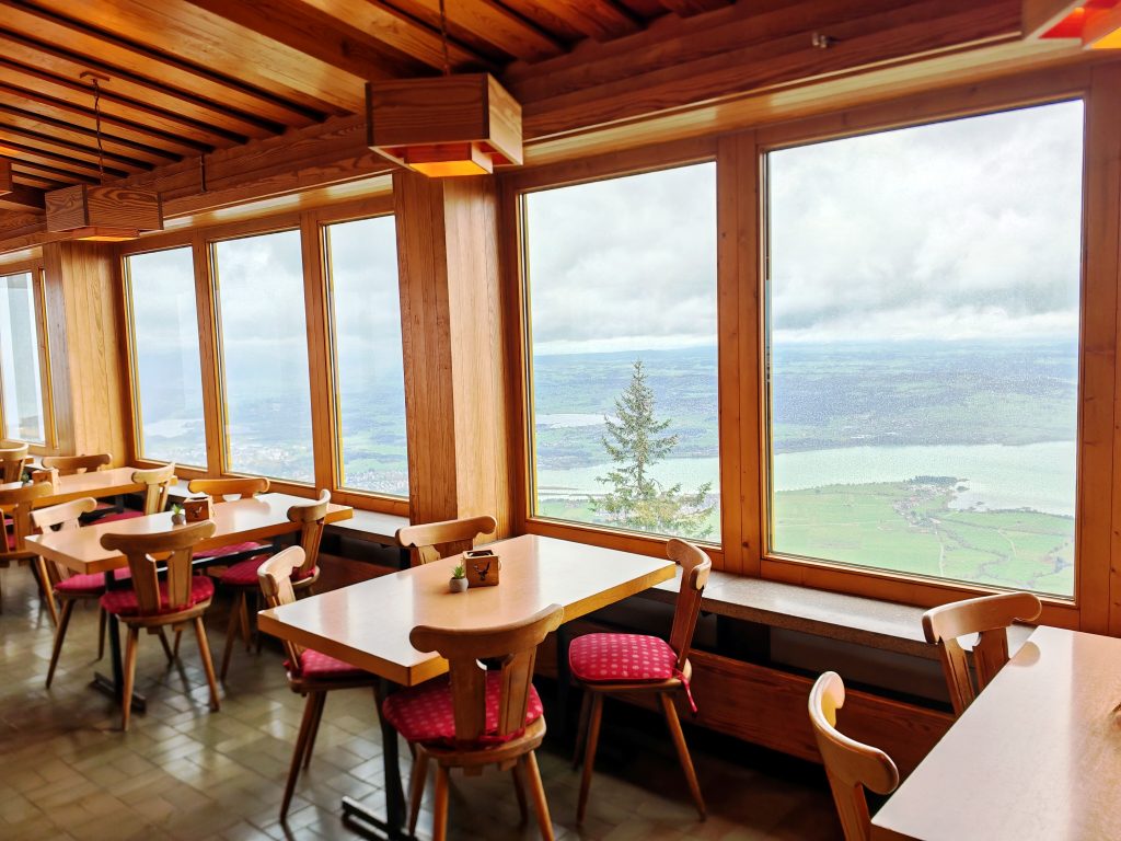 Blick aus der Panoramagaststätte am Tegelberg