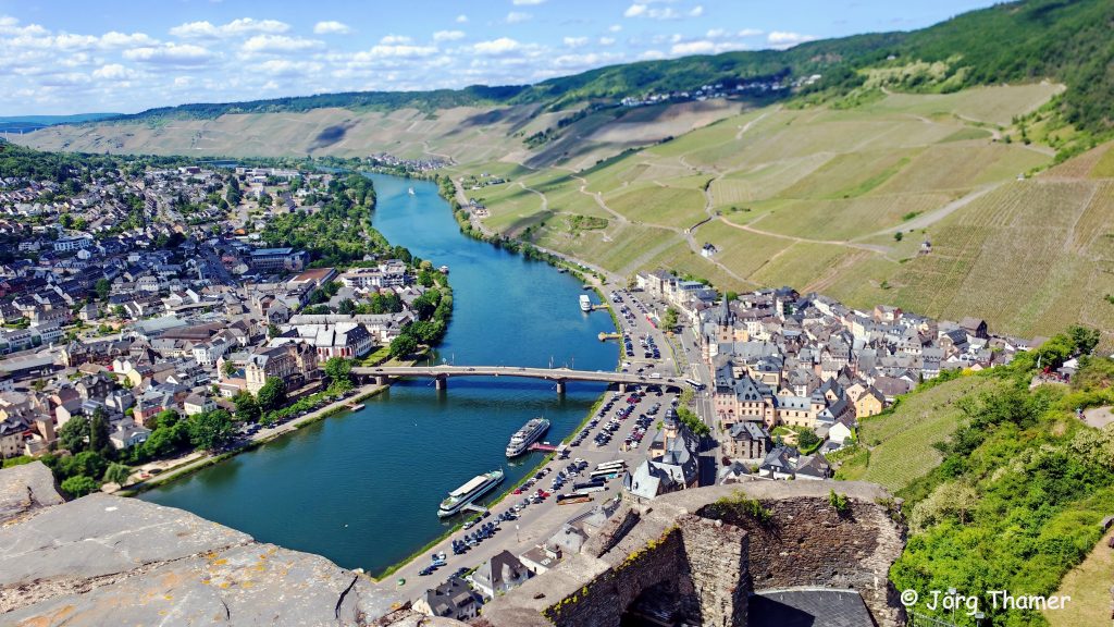 Bernkastel-Kues von oben (links Kues, rechts Bernkastel)