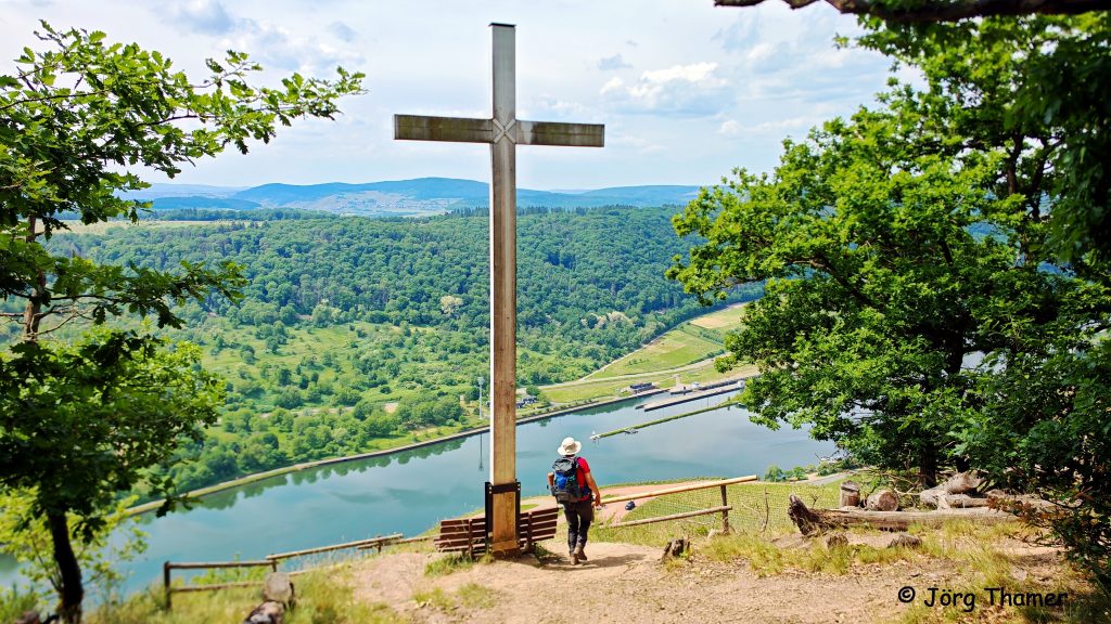Moselsteig Kreuz mit Aussicht auf Schleuse