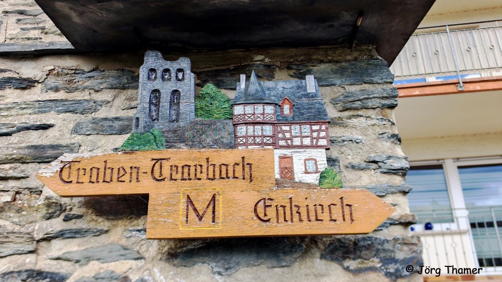 "Historischer" Wegweiser des Moselhöhenweges