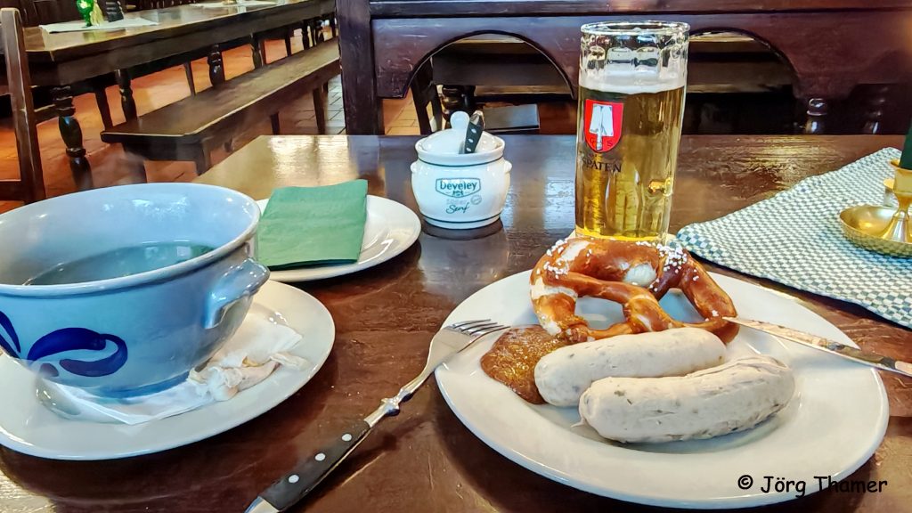 Weißwürste und Bier auf einem Gastwirtschaftstisch 