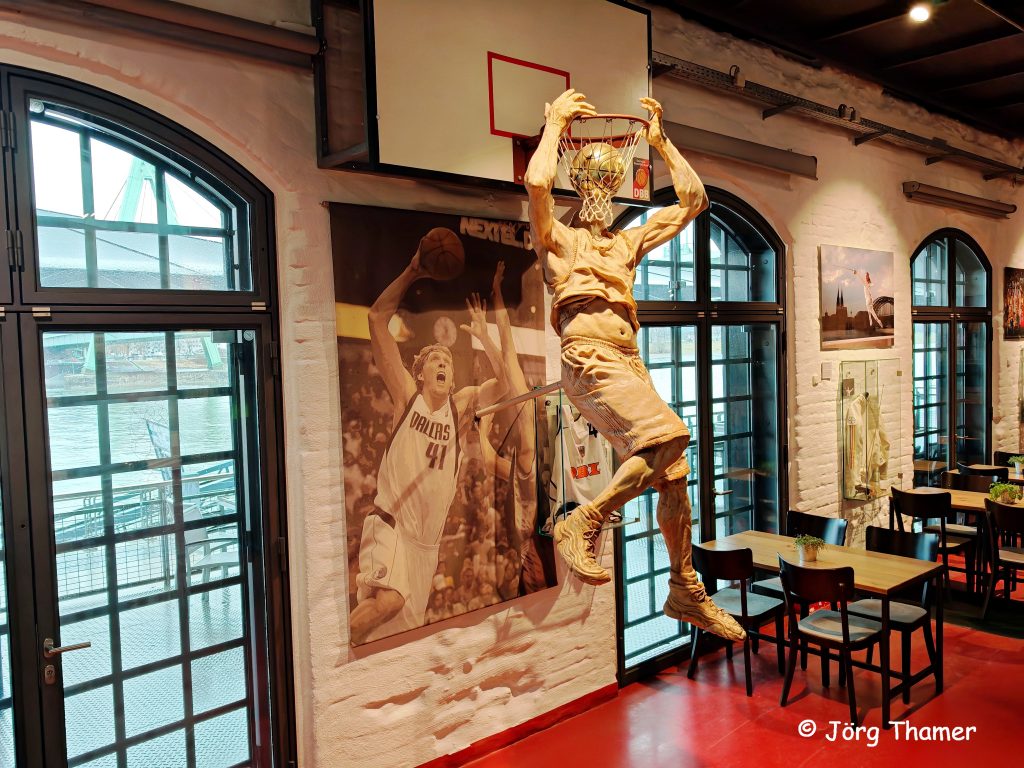 Dirk Nowitzki Statue Deutsches Sport- und Olympiamuseum