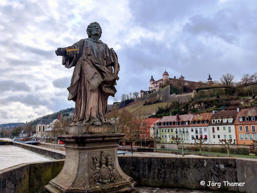 Blick von der Alten Mainbrücke zur Festung Marienberg Würzburg