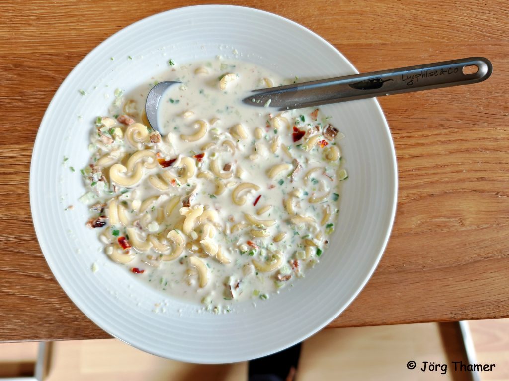 Gefriergetrocknete Käse-Pilz-Nudeln fertig auf Teller