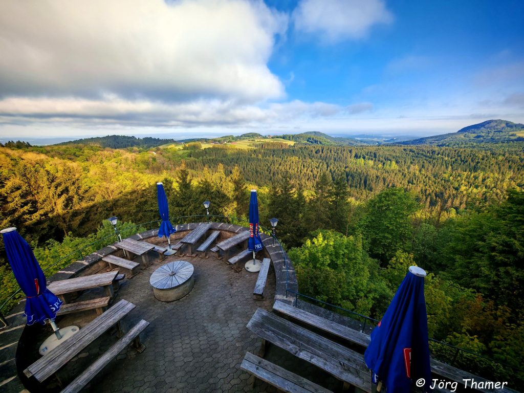 Terrasse der Enzianhütte mit Aussicht