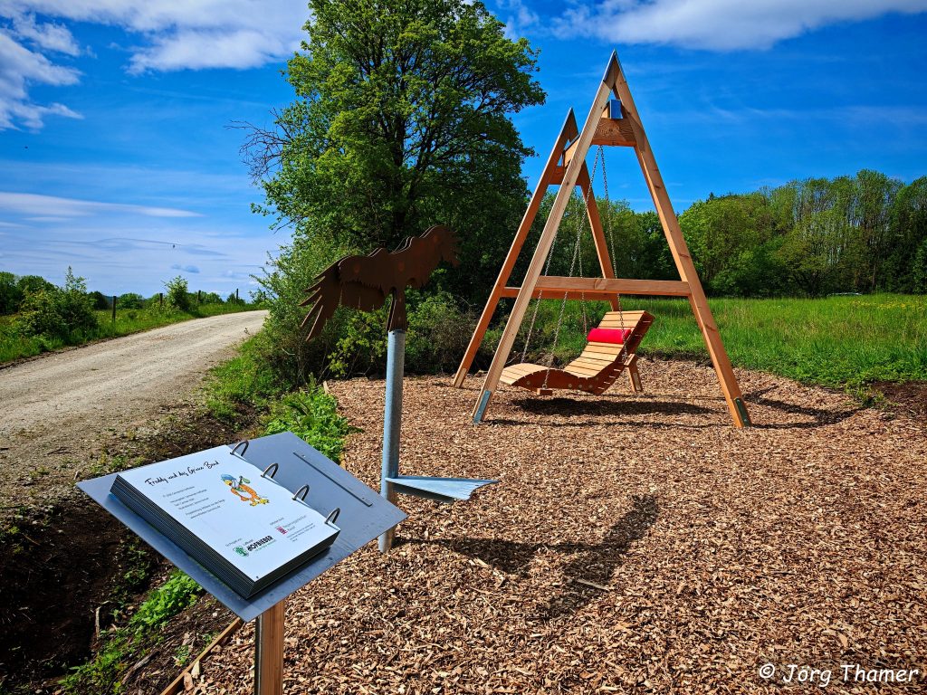 Schaukelbank am Premiumwanderweg Hochrhöner